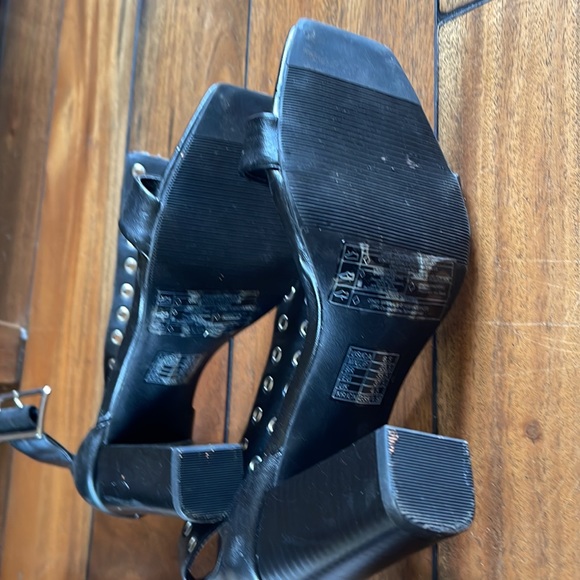 Super cute brad buckle high heels - Picture 3 of 8